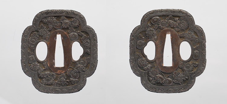 菊花に虫図鍔　無銘　後代美濃 Tsuba [Koudai_Mino]