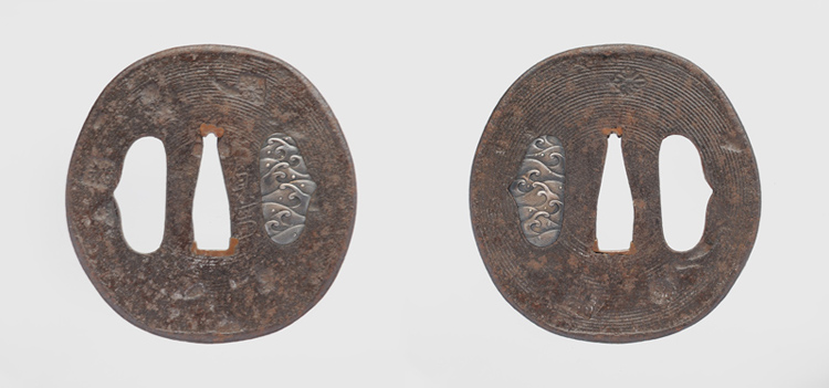 円相菊花散らし鍔　銘　貞広 Tsuba [Sadahiro]
